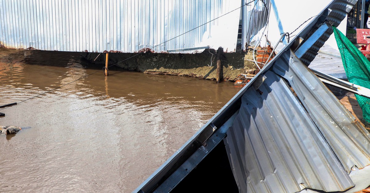 4 căn nhà ở Cà Mau bị sạt lở, trôi xuống sông