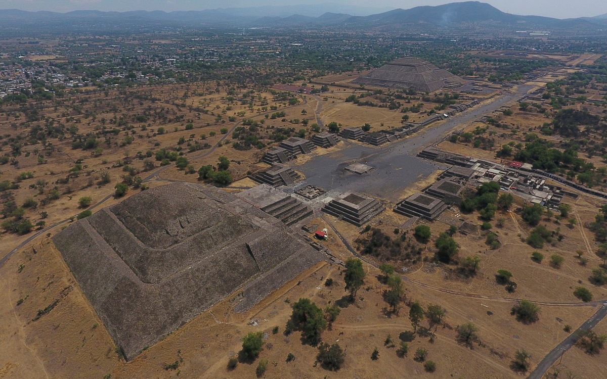 Rúng động Mexico: Tay súng đứng trên đỉnh kim tự tháp xả đạn xuống du khách