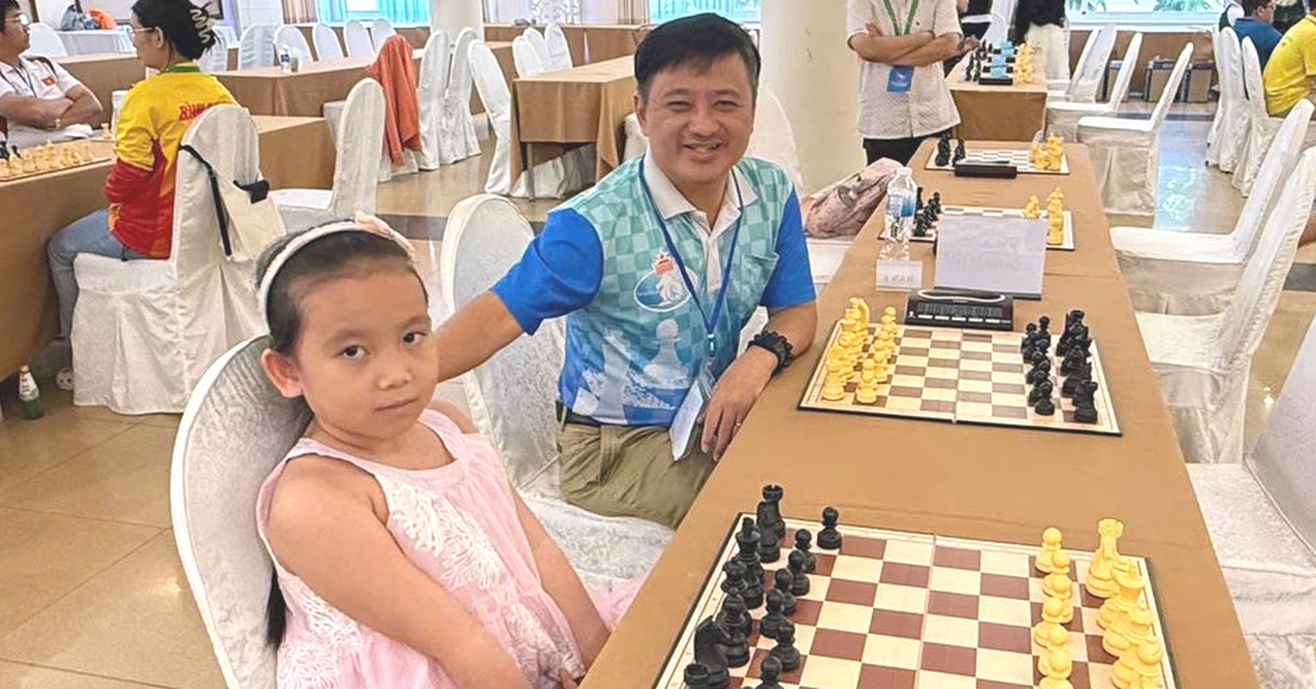 Bé gái 8 tuổi người Việt giành huy chương vàng giải cờ vua thế giới