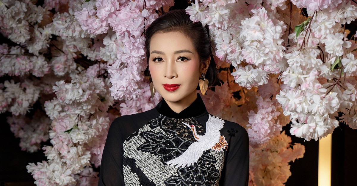 Khi lụa Nhật 'bay' trên dáng áo dài Việt của Võ Việt Chung