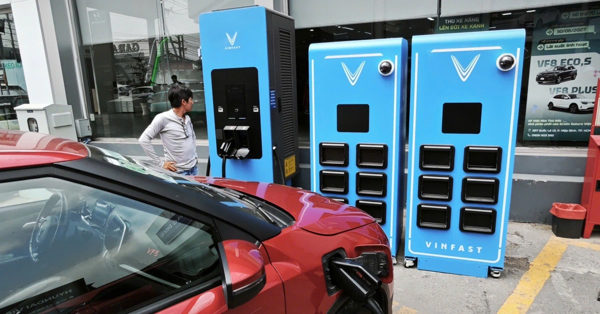 Cuộc đua đầu tư trạm sạc, đổi pin nóng dần