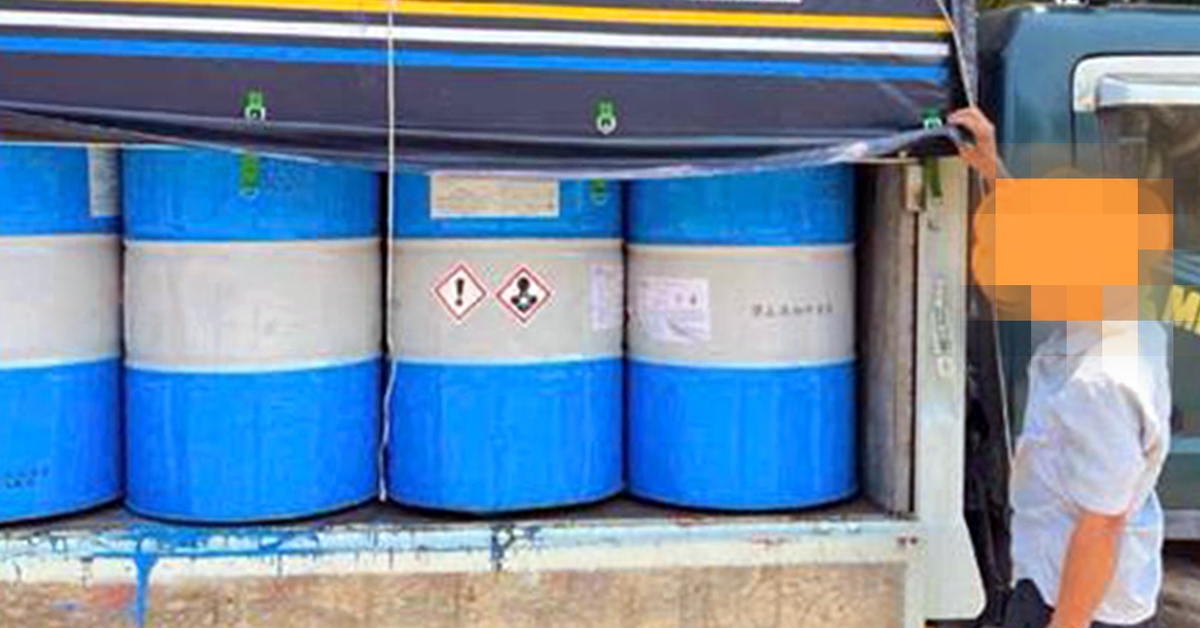 Mua 40 thùng phuy dính chất thải nguy hại về bán phế liệu, người đàn ông bị phạt 160 triệu đồng