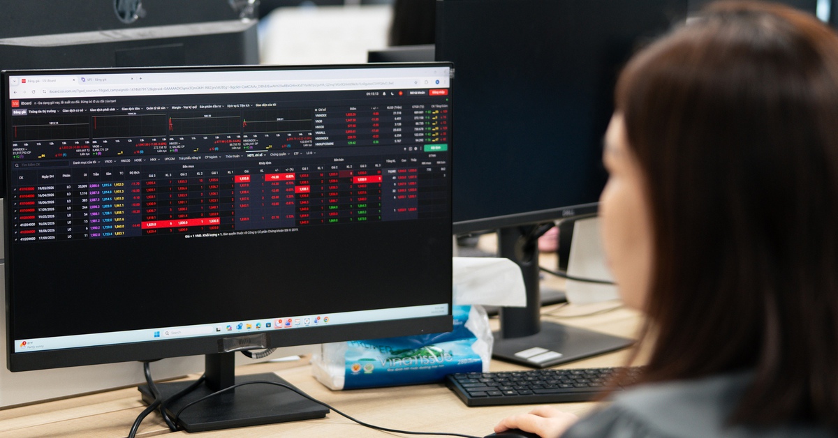 Chứng khoán gây bất ngờ 15 phút cuối phiên, cổ phiếu ngân hàng nhuộm đỏ