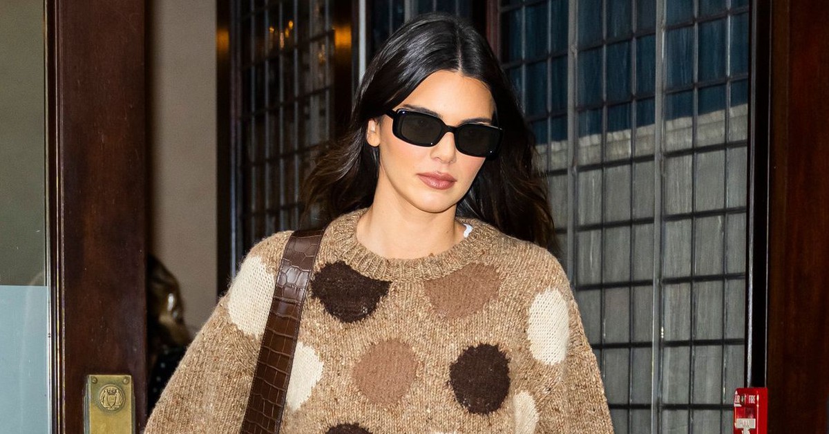 Muốn chân dài như siêu mẫu? 7 kiểu giày nên phối cùng quần jeans ống loe