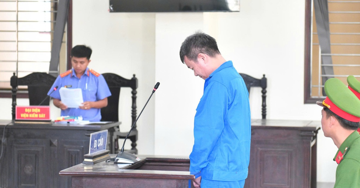 Ghen tuông nên vợ đòi ly hôn, chồng đâm vợ đến gãy cán dao, lãnh 8 năm tù