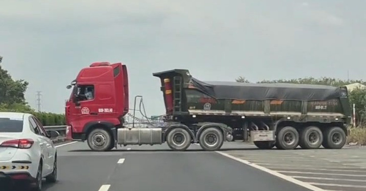 Tài xế xe ben bị phạt 35 triệu đồng vì quay đầu xe trên cao tốc TP.HCM - Long Thành