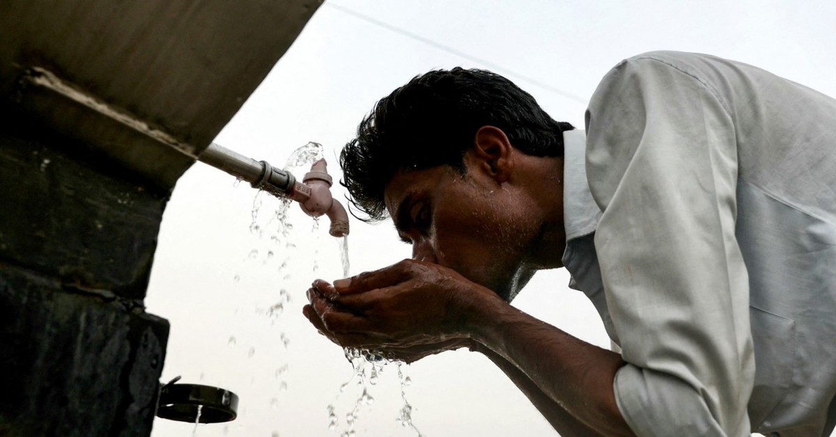 Nắng nóng đến 44 độ, Ấn Độ bắt các trường 'rung chuông' nhắc học sinh uống nước