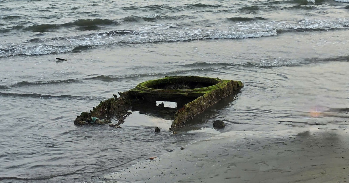 Nghiên cứu trục vớt xác xe tăng trên bãi biển Quy Nhơn