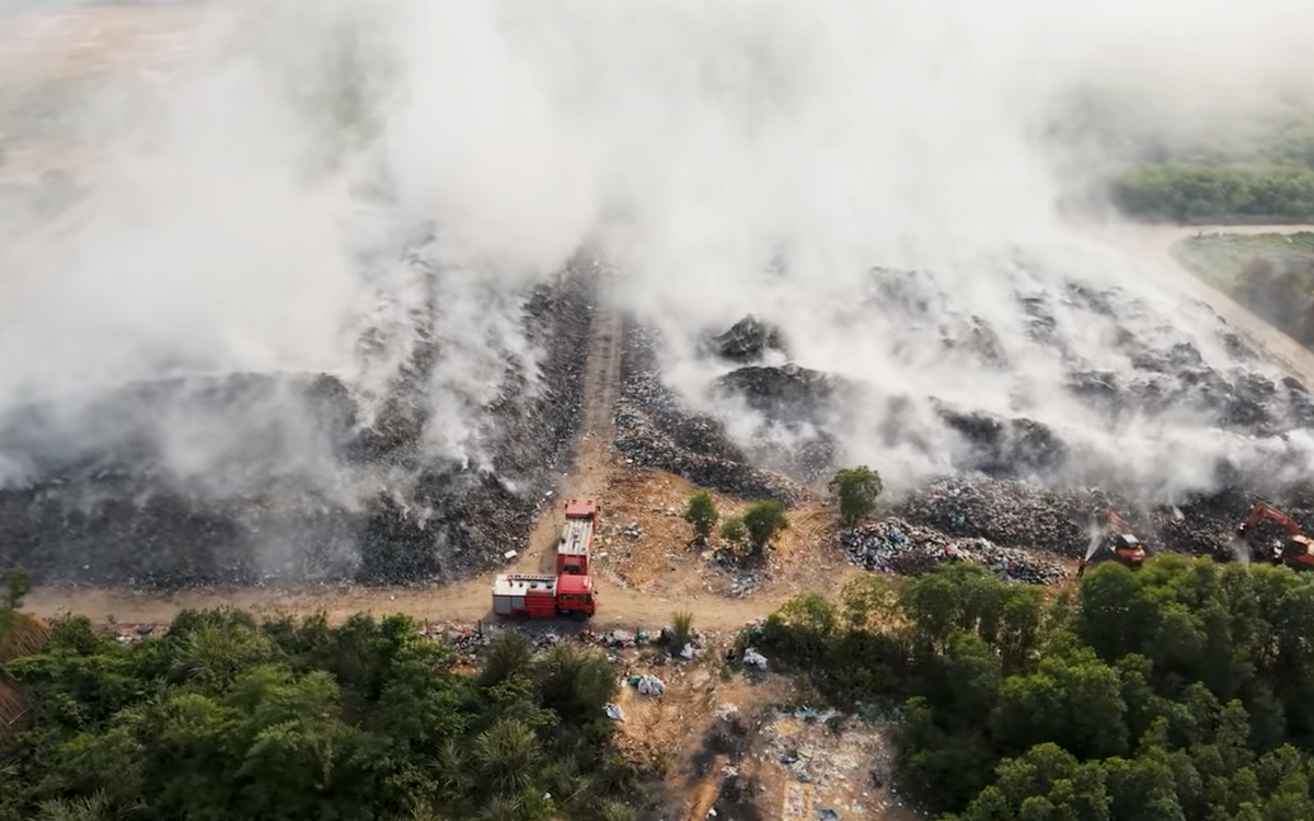 Bãi rác khủng cháy 10 ngày chưa tắt, dân mất ăn, mất ngủ vì mùi khét