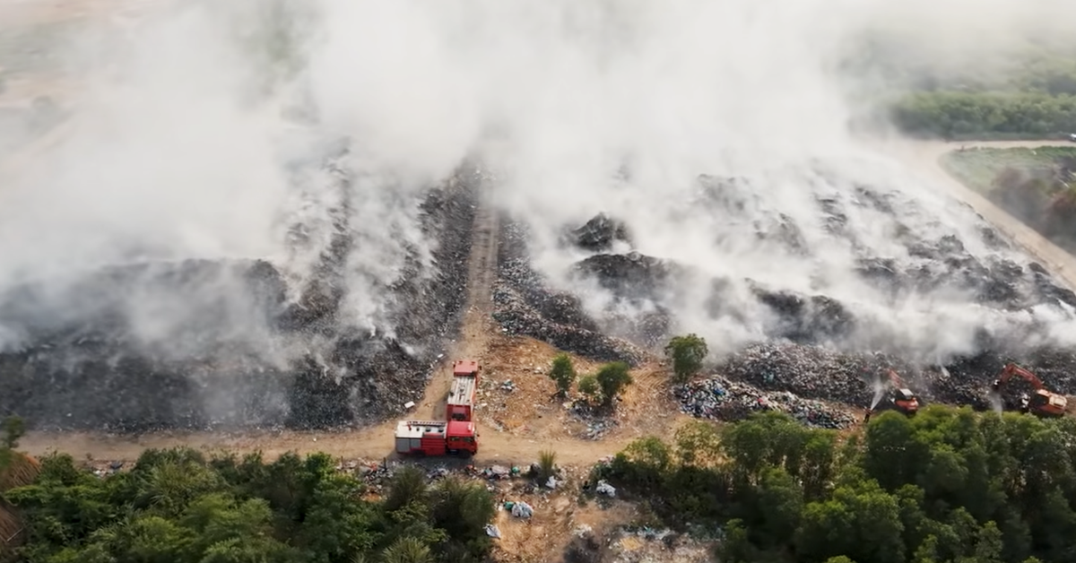Bãi rác khủng cháy 10 ngày chưa tắt, dân mất ăn, mất ngủ vì mùi khét