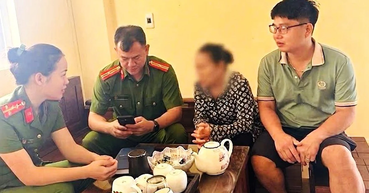 Thay vì chở đến ngân hàng, tài xế taxi rẽ vào đồn công an, giúp người phụ nữ thoát vụ lừa đảo