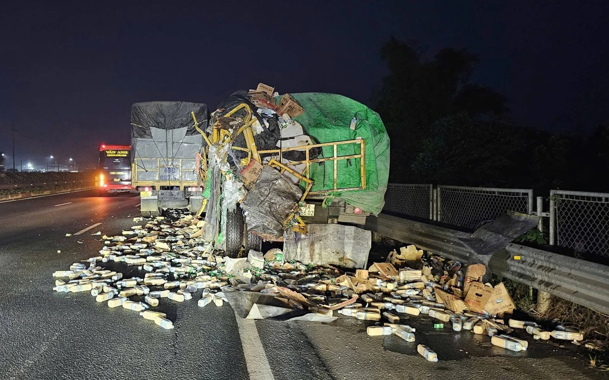 Xe tải tông xe đầu kéo đang dừng ở làn khẩn cấp làm 1 người chết, Cục CSGT phát cảnh báo