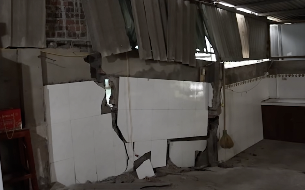 Sạt lở bờ kè sông Hồng khiến tường nhà nứt toác, 11 hộ dân di dời khẩn cấp