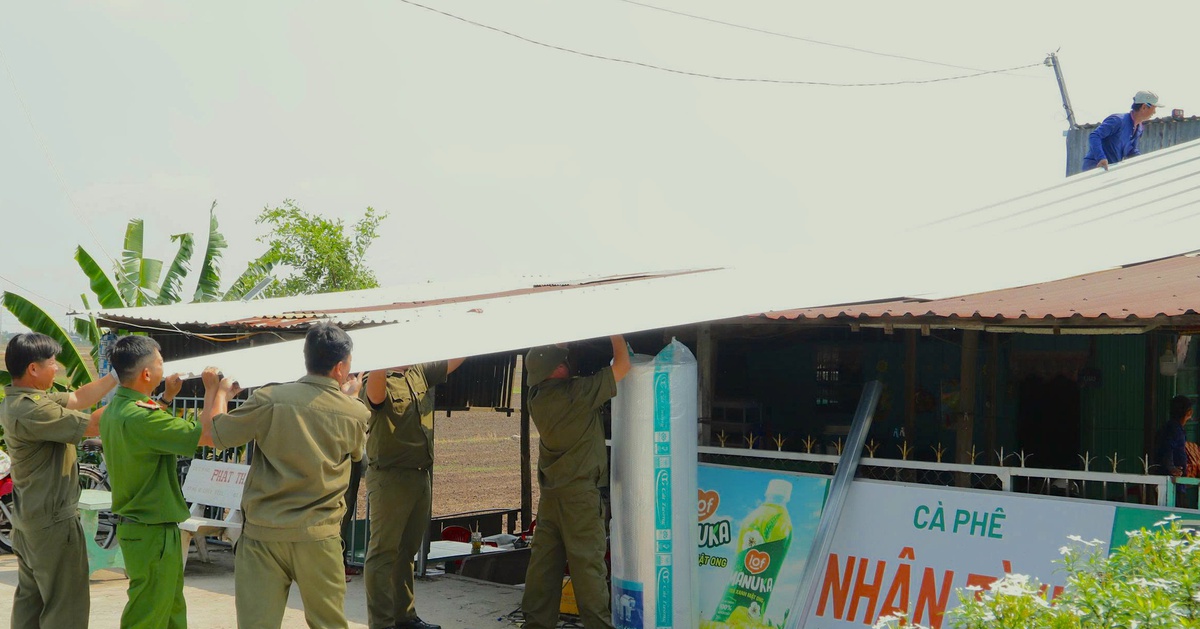 Đồng Tháp hỗ trợ 49 hộ dân bị tốc mái nhà sau trận mưa đầu mùa