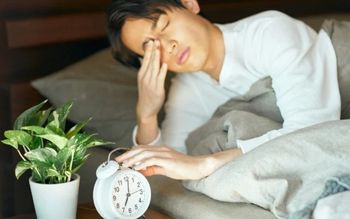 Vì sao chúng ta thường tỉnh giấc trước khi báo thức reo?