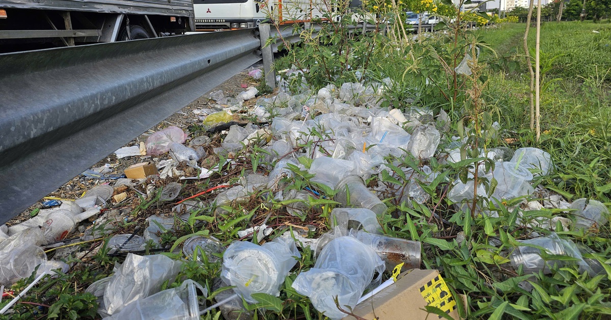 Rác nhựa vứt bừa bãi tại nhiều tuyến đường cửa ngõ của TP Cần Thơ