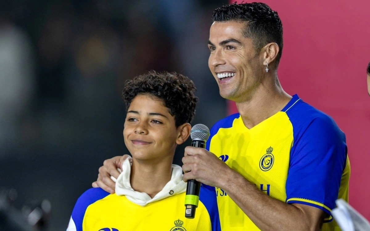 Con trai Ronaldo có cơ hội lên đội một Al Nassr đá cùng cha