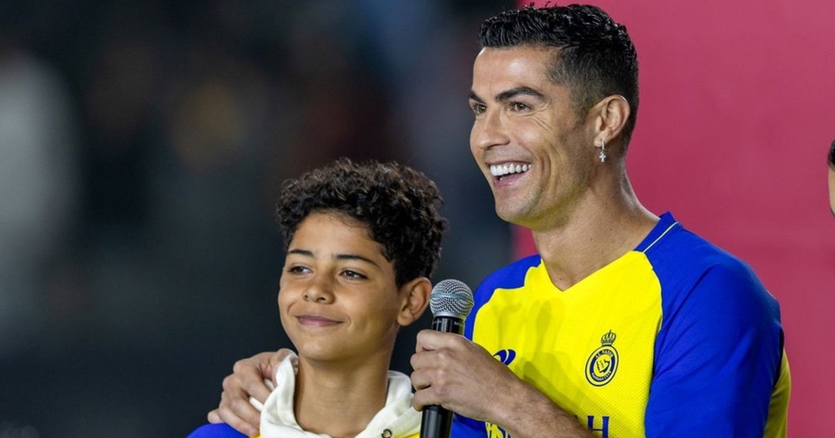 Con trai Ronaldo có cơ hội lên đội một Al Nassr đá cùng cha