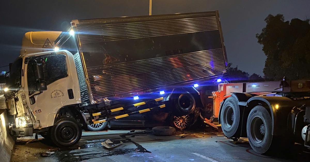 6 ô tô tông liên hoàn trên cầu Phú Mỹ, ùn tắc kéo dài