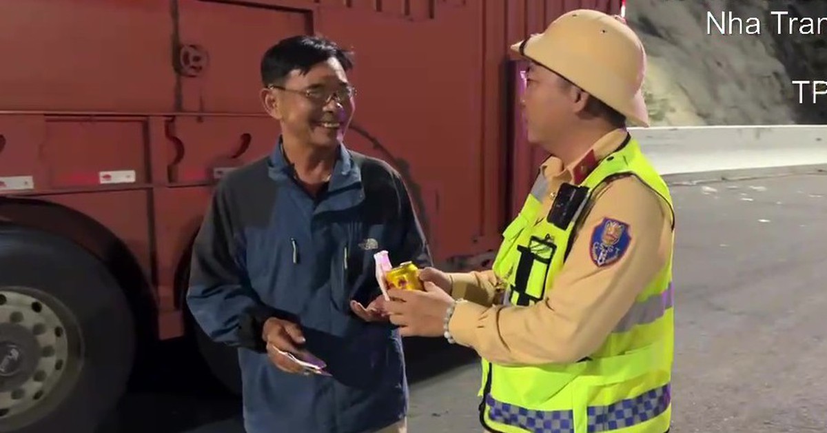 'Buồn ngủ, tài xế hãy ra khỏi cao tốc hoặc vào trạm dừng nghỉ rửa mặt, uống nước'