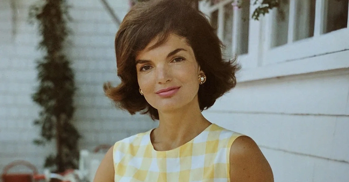 Thời trang nghỉ dưỡng cảm hứng từ tủ đồ Jackie Kennedy