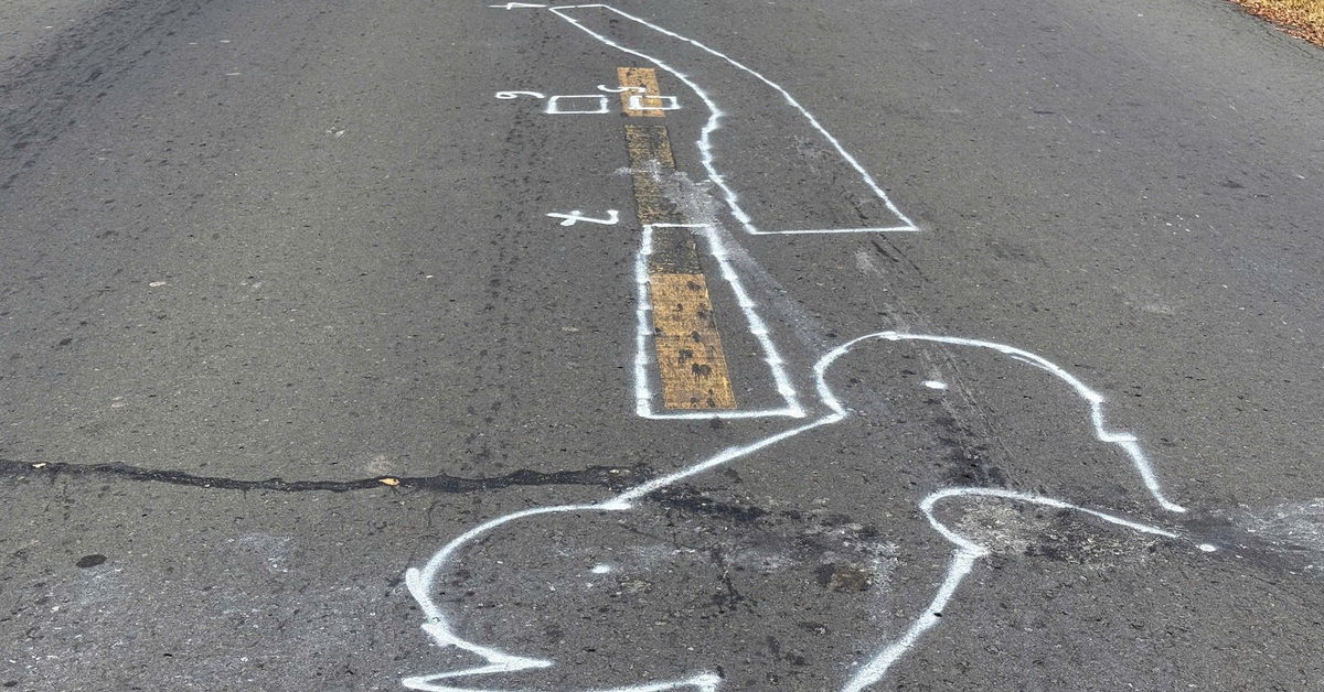 Bé trai đá bóng ra đường làm chết người, ai chịu trách nhiệm?