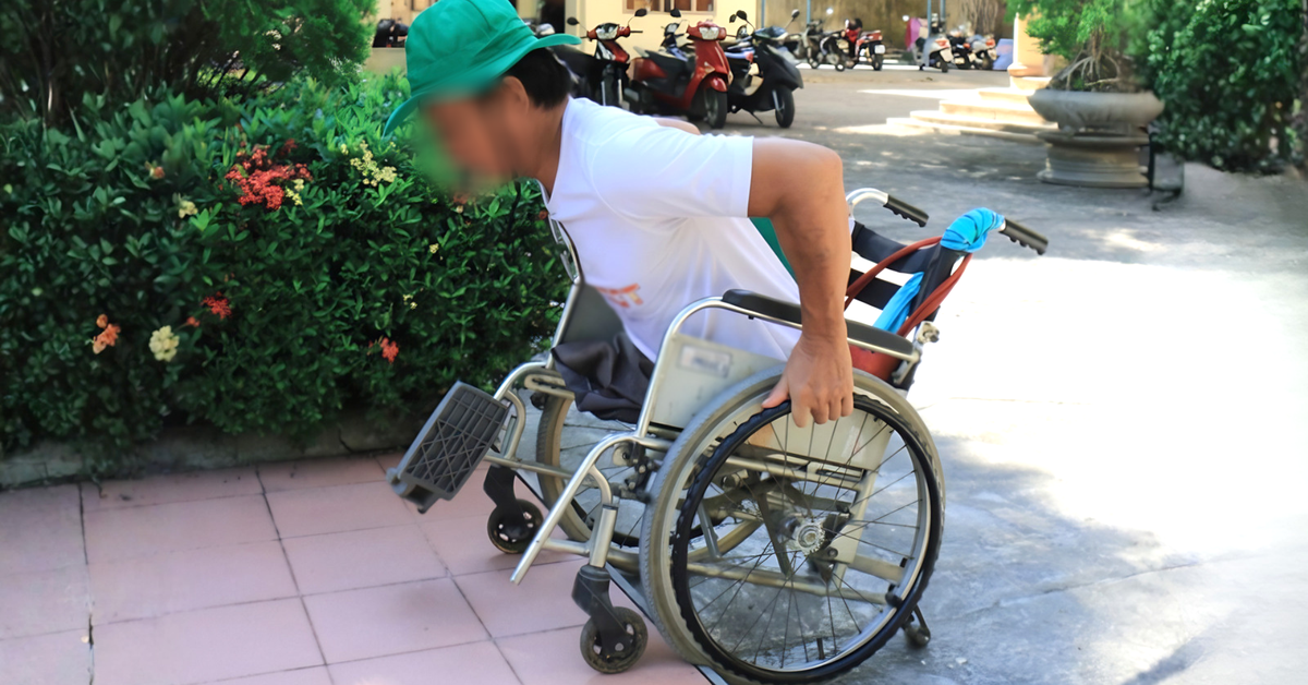 1 tấc thềm thôi cũng là 'bức tường', xây công trình sao nỡ quên người khuyết tật