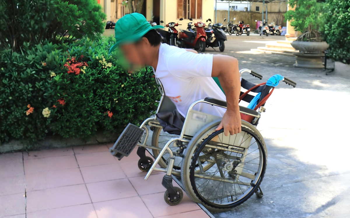 1 tấc thềm thôi cũng là 'bức tường', xây công trình sao nỡ quên người khuyết tật