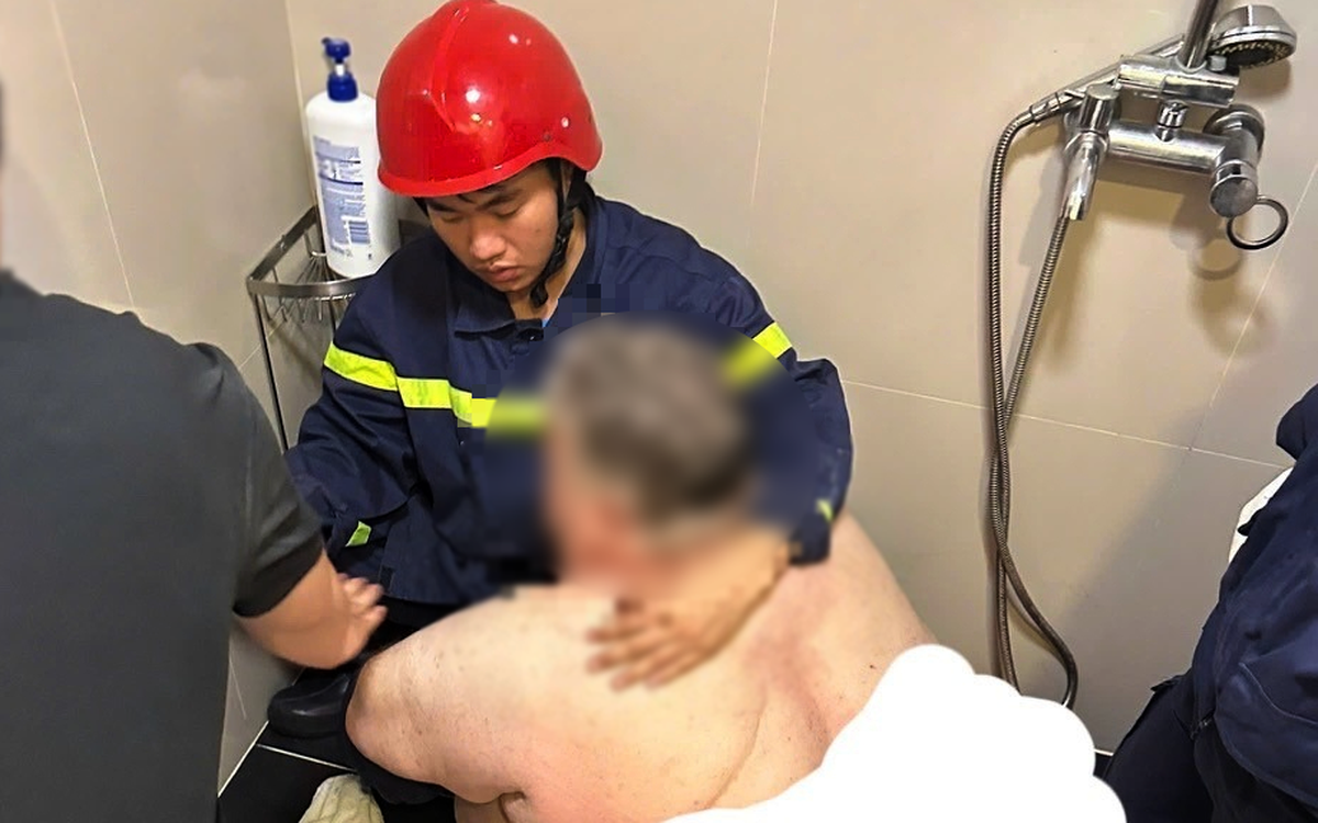 Đà Nẵng: Cảnh sát ‘giải cứu’ du khách nước ngoài nặng 300kg mắc kẹt trong phòng vệ sinh