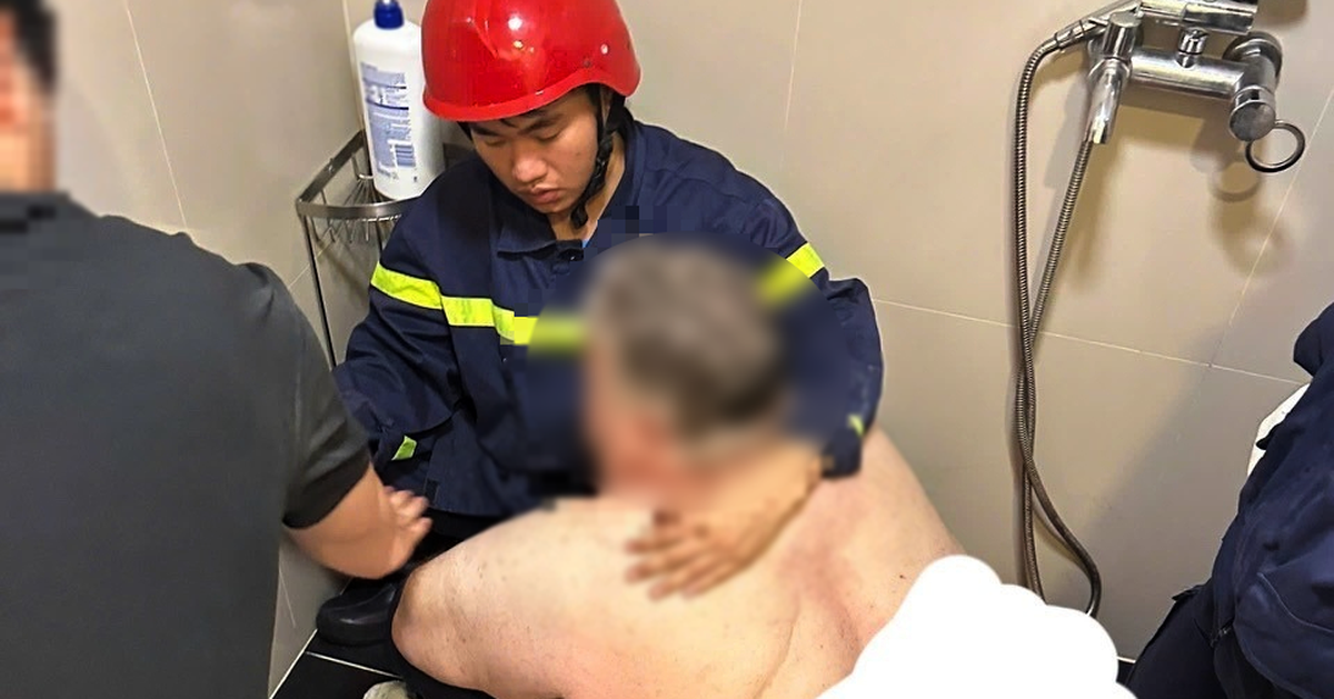 Đà Nẵng: Cảnh sát ‘giải cứu’ du khách nước ngoài nặng 300kg mắc kẹt trong phòng vệ sinh