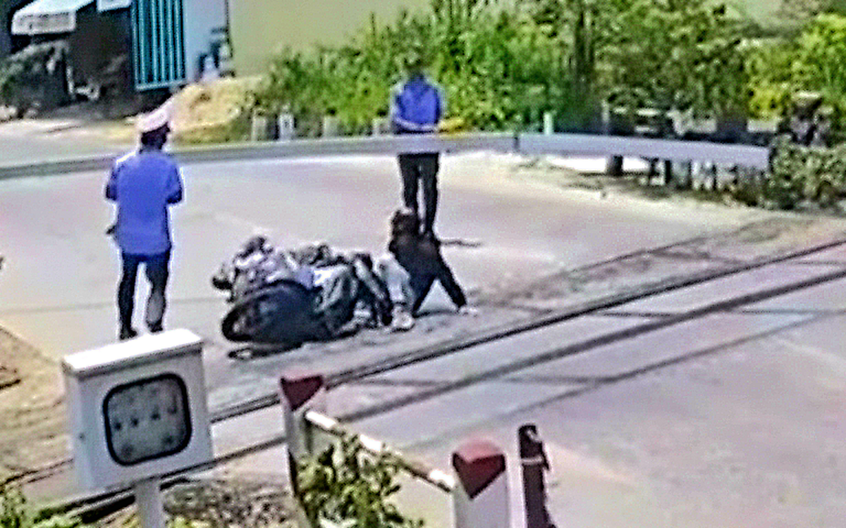 Chạy xe máy vượt đèn đỏ qua đường sắt, người đàn ông tông gãy thanh chắn