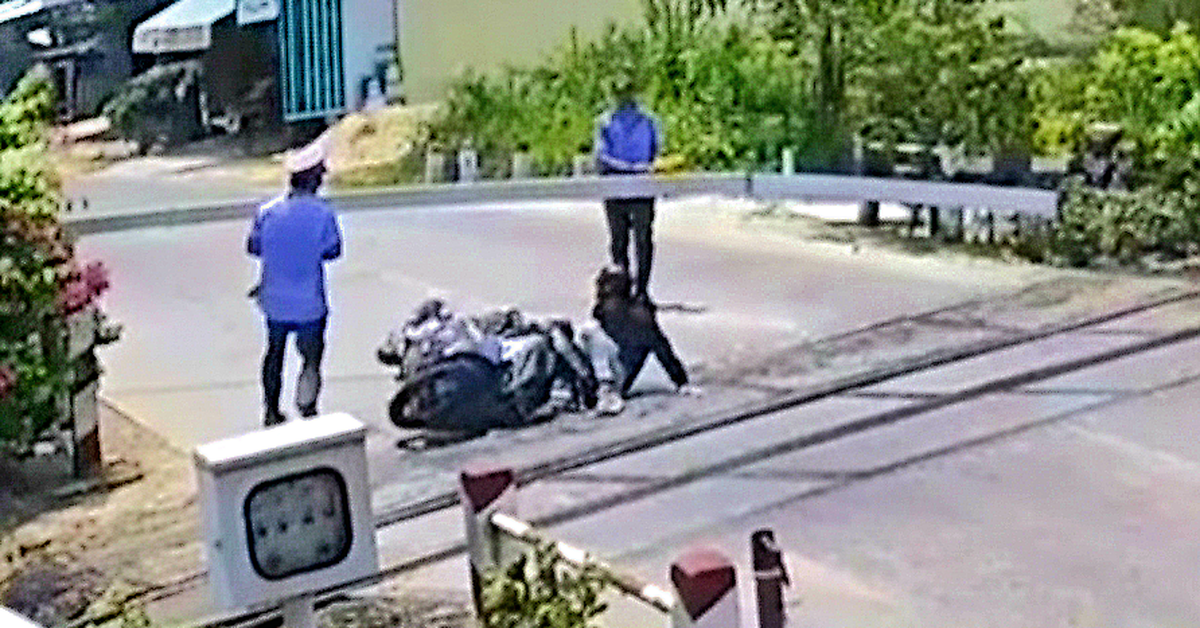 Chạy xe máy vượt đèn đỏ qua đường sắt, người đàn ông tông gãy thanh chắn