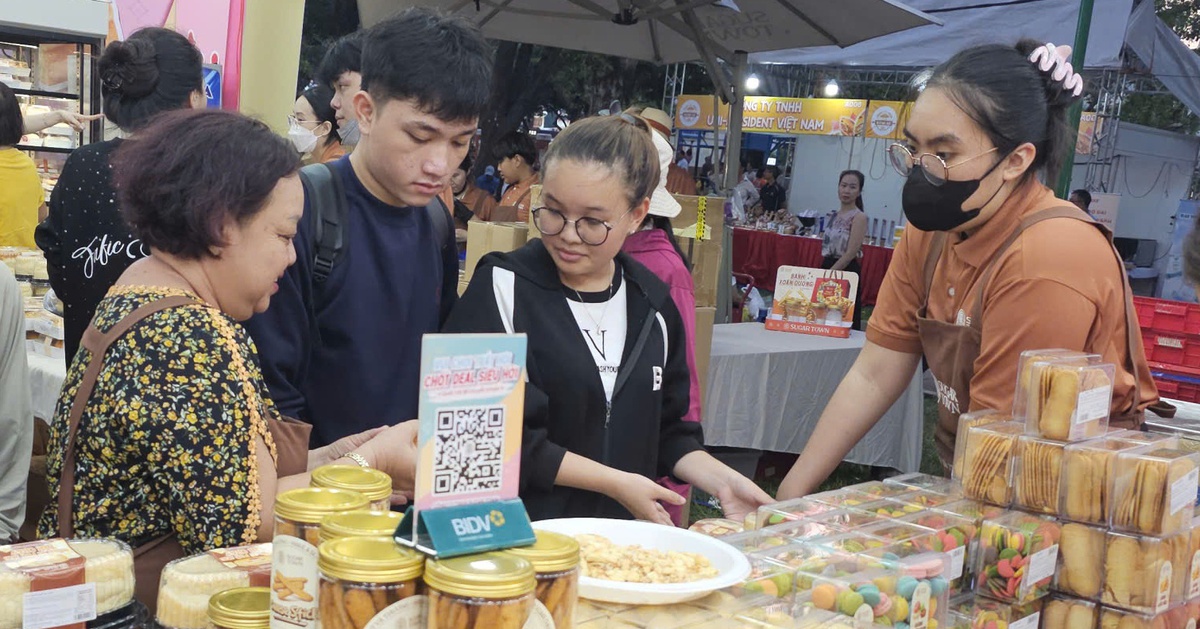 Nhộn nhịp Lễ hội Bánh mì Việt Nam 2026, nhiều quầy khách xếp hàng dài chờ thưởng thức