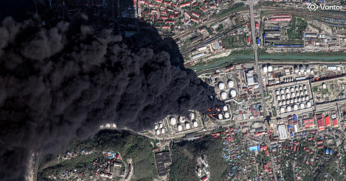 Mưa độc bao trùm thành phố Nga sau khi Ukraine tấn công làm cháy kho dầu