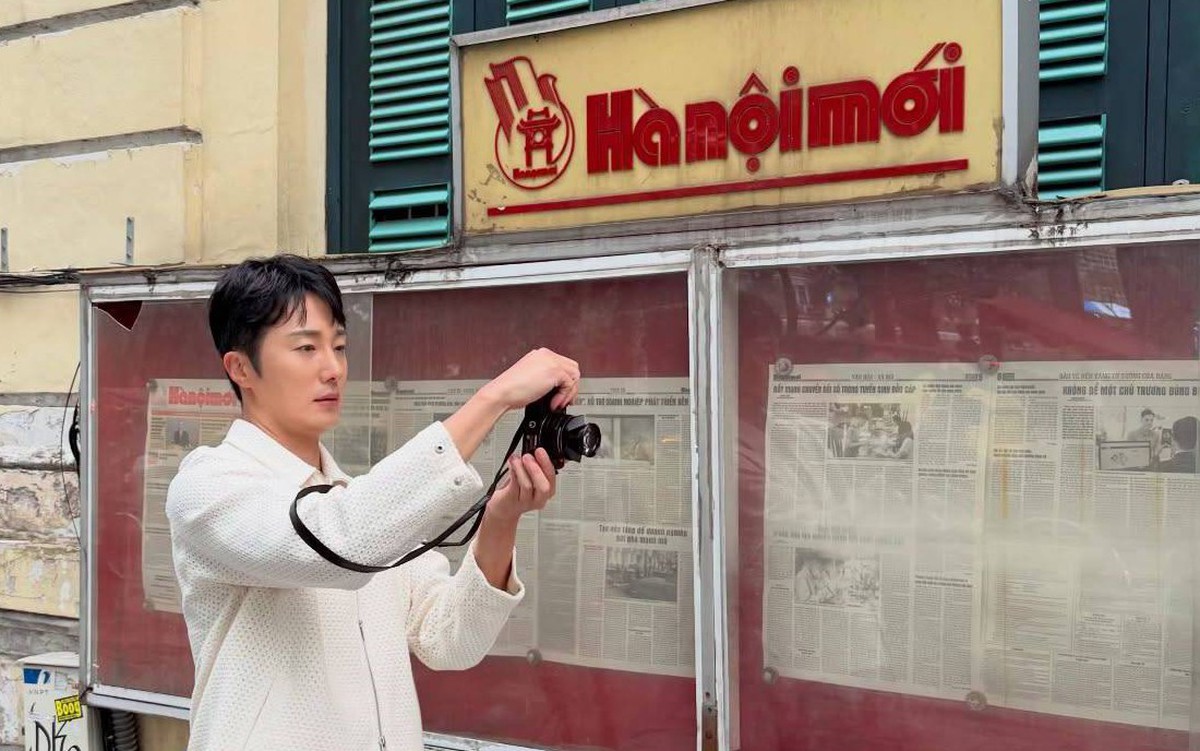 'Chàng rể Việt' Jung Il Woo check-in báo Hà Nội Mới, ăn phở Bát Đàn