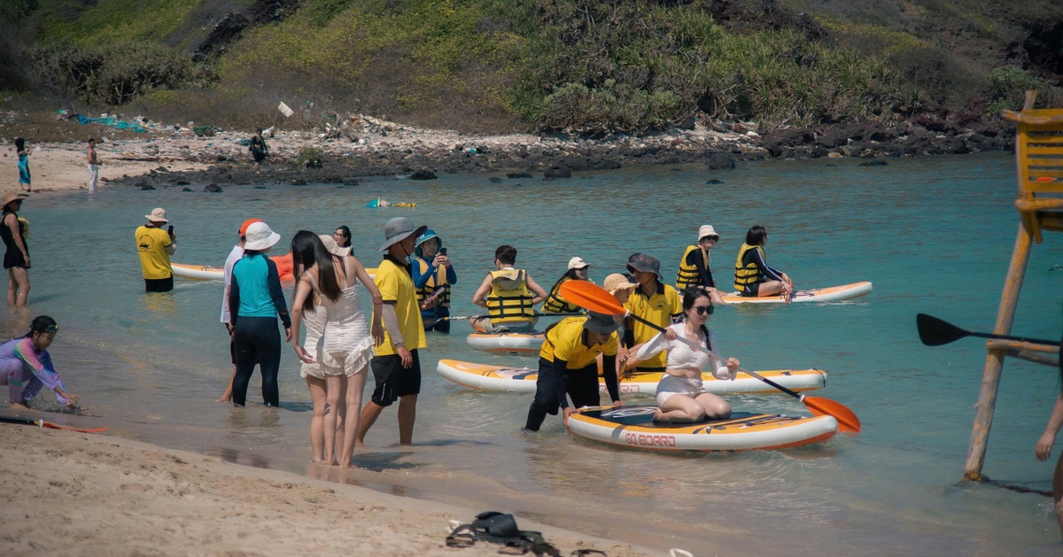 Nghỉ lễ 30-4, 1-5: Phú Quý kín phòng, 'cháy' vé tàu cao tốc từ đất liền ra đảo