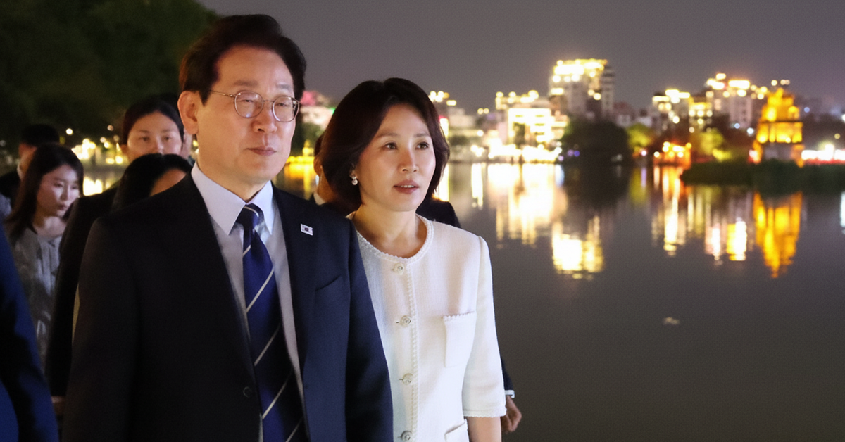 Tổng thống Hàn Quốc và Phu nhân dạo hồ Hoàn Kiếm