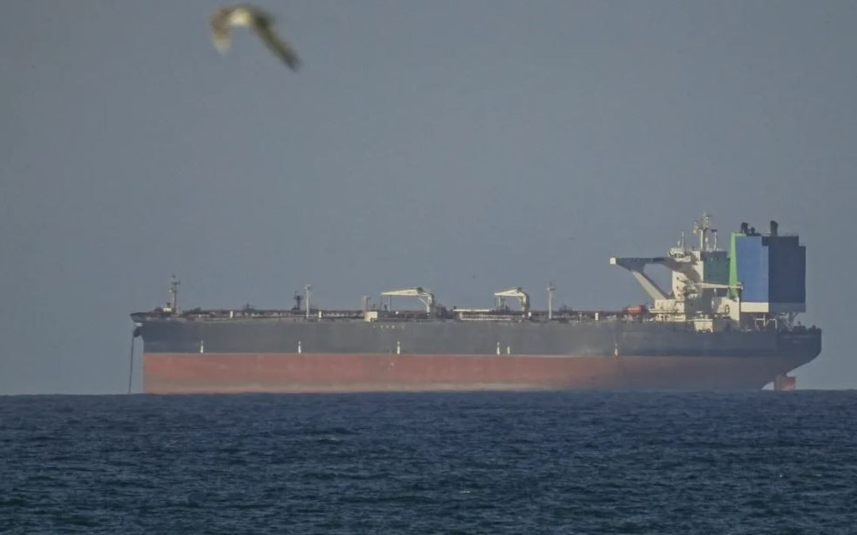 Đình hoãn đàm phán, Hormuz vẫn tê liệt