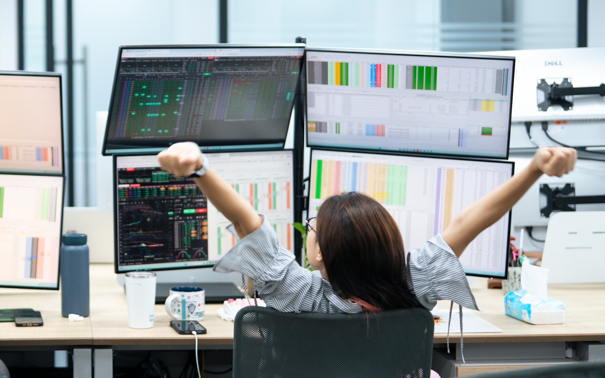 Cổ phiếu ngân hàng nổi sóng, VIC và VCB kéo VN-Index tăng hơn 13 điểm