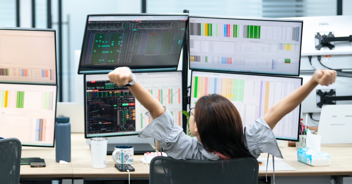 Cổ phiếu ngân hàng nổi sóng, VIC và VCB kéo VN-Index tăng hơn 13 điểm