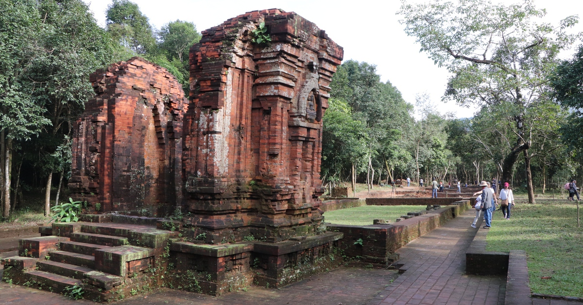 Khách mặc áo dài vào Mỹ Sơn được miễn phí vé tham quan