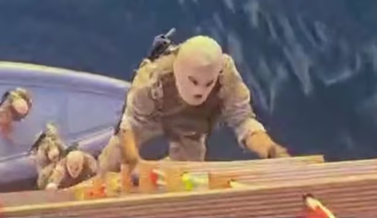 Iran công bố video lực lượng IRGC đeo mặt nạ và bắt giữ hai tàu container tại eo biển Hormuz