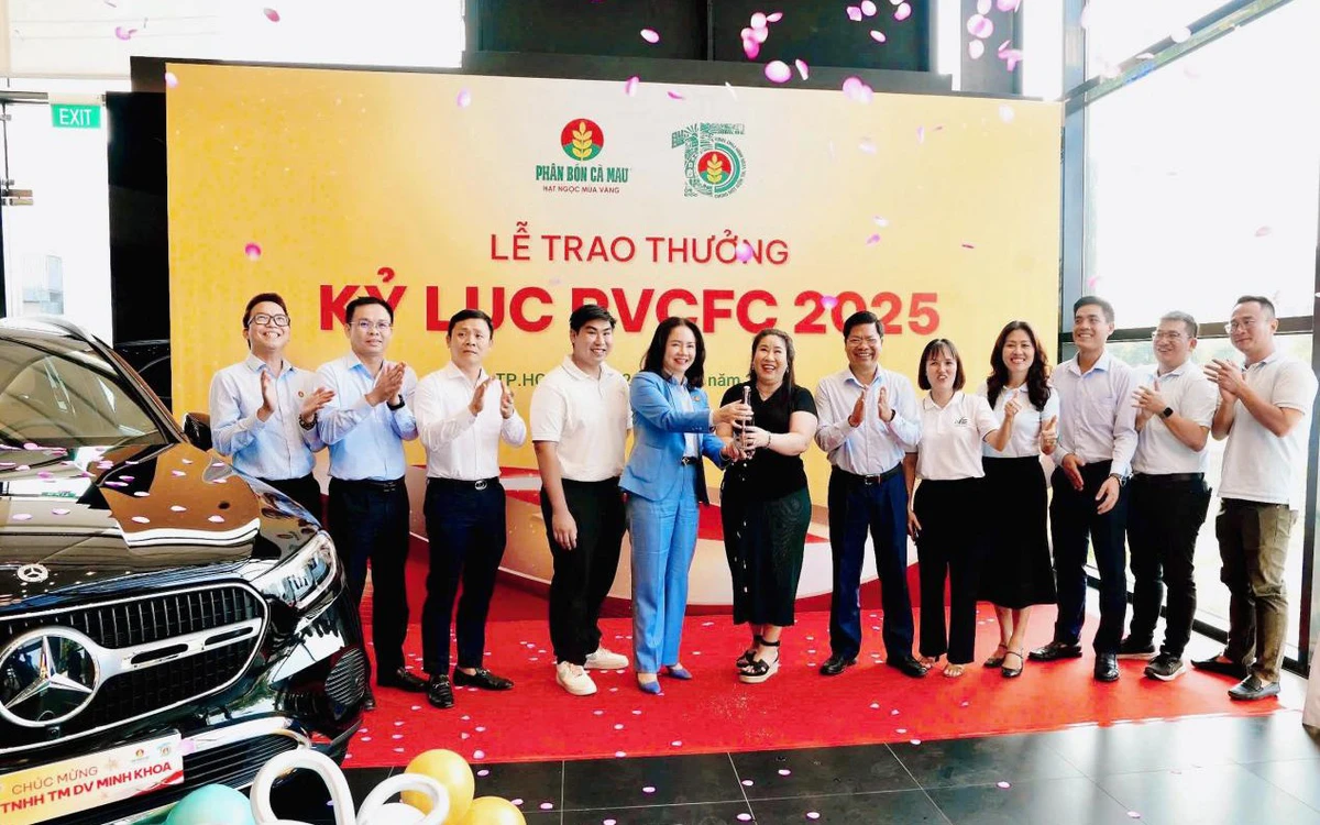 Phân bón Cà Mau trao Mercedes-Benz vinh danh đại lý