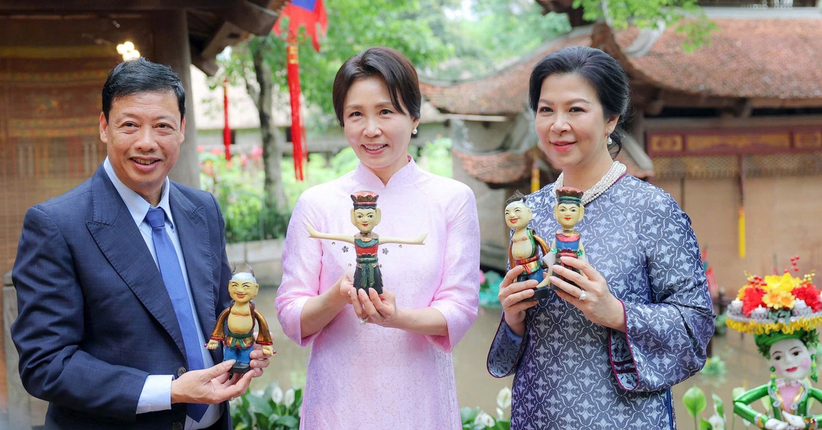 Phu nhân Tổng thống Hàn Quốc mặc áo dài Việt Nam, cùng Phu nhân Ngô Phương Ly xem múa rối nước
