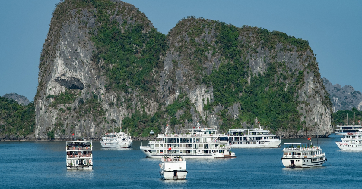 Du thuyền Hạ Long đắt khách dịp lễ 30-4