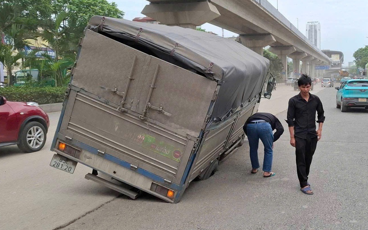 Xe tải sụp hố trên đường Nguyễn Trãi, đoạn vừa hoàn trả mặt bằng chống ngập