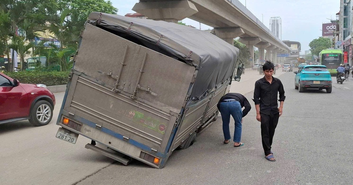Xe tải sụp hố trên đường Nguyễn Trãi, đoạn vừa hoàn trả mặt bằng chống ngập