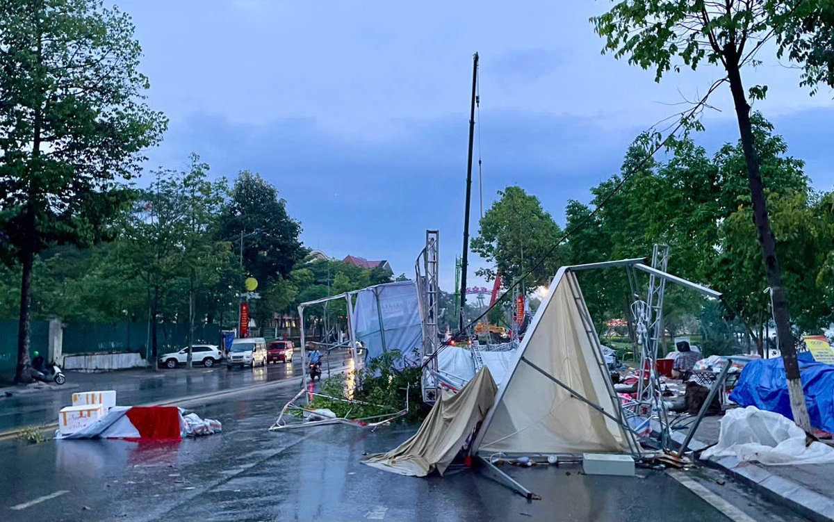 Mưa dông quật đổ nhiều gian hàng sự kiện ở Phú Thọ, cảnh báo mưa lớn Hà Nội sáng nay