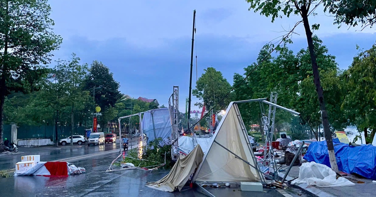 Mưa dông quật đổ nhiều gian hàng sự kiện ở Phú Thọ, cảnh báo mưa lớn Hà Nội sáng nay