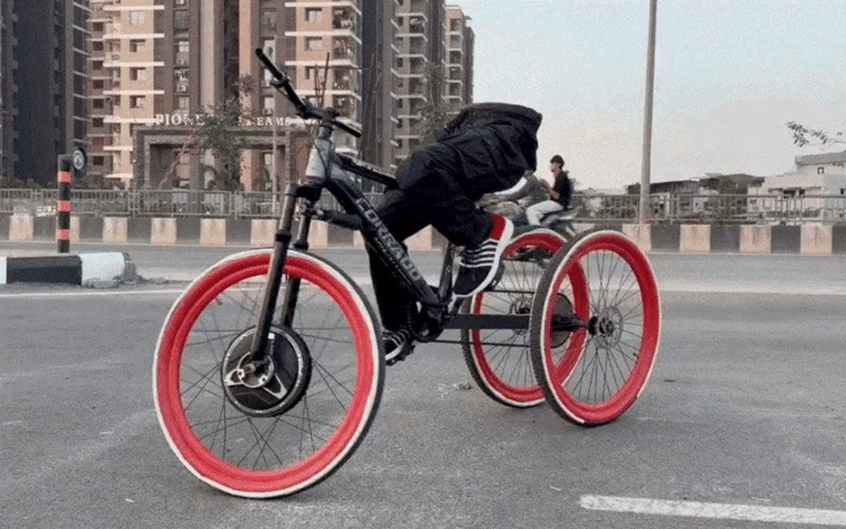 'Xe đạp ma' tự chạy trên phố như có người vô hình điều khiển